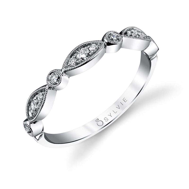 This vintage inspired stackable wedding band features alternating marquis and round shapes with 0.22 carats of round brilliant diamonds and milgrain details. Pair with our other stackable bands for a chic trendy look.